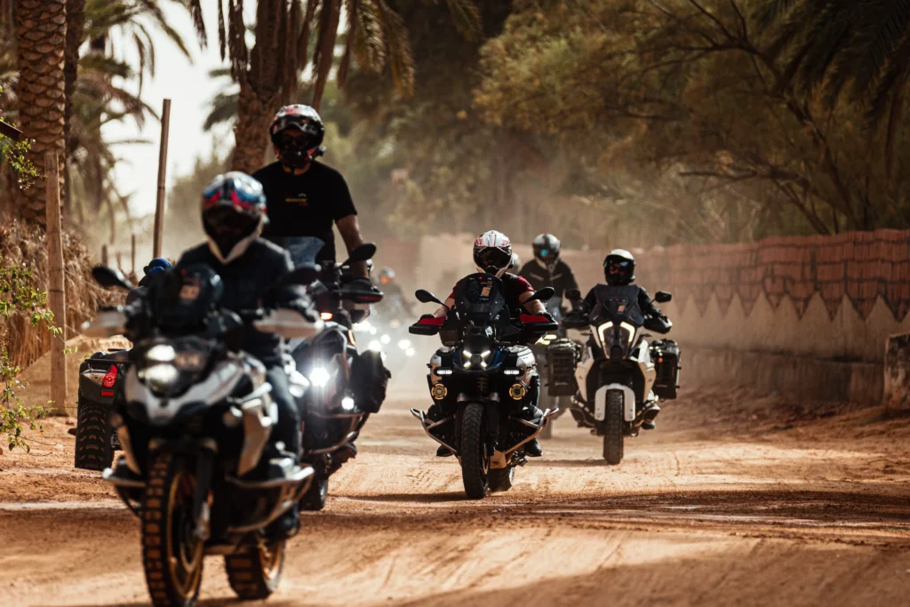 Convoi du Tunisia Adventure Tour traversant une palmeraie