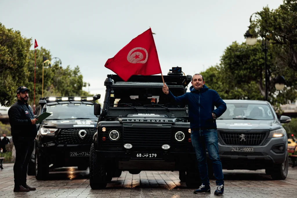 Équipages 4×4 réunis avec le drapeau tunisien