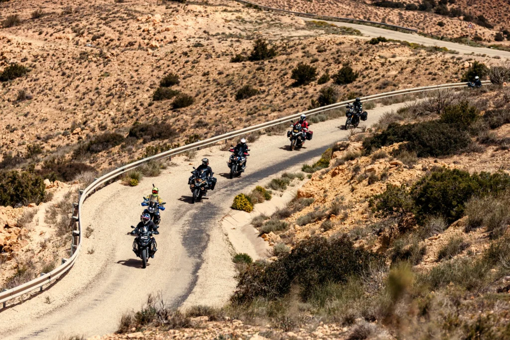 Long convoi de motards sur une route sinueuse en Tunisie