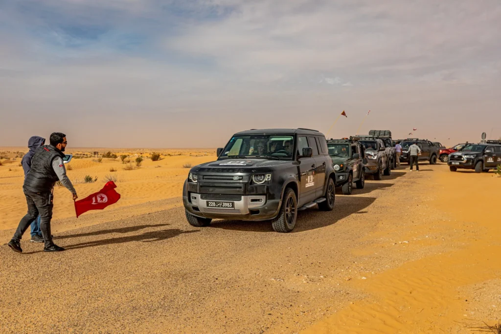 Convoi 4×4 du Tunisia Rally Adventure près du drapeau tunisien