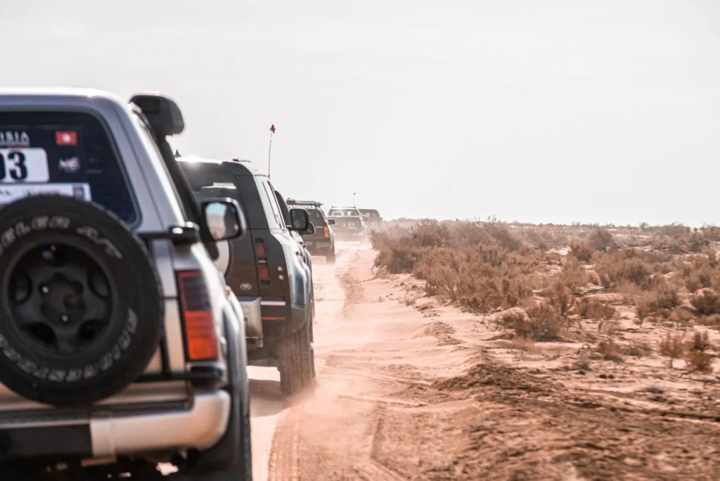 Véhicules 4×4 roulant dans la poussière
