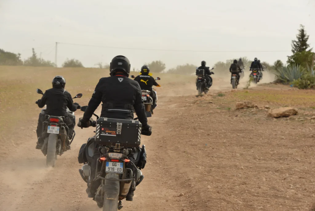 Groupe de motards sur une piste du Tunisia Adventure Tour
